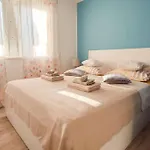 Cozy & Bright In Apartman